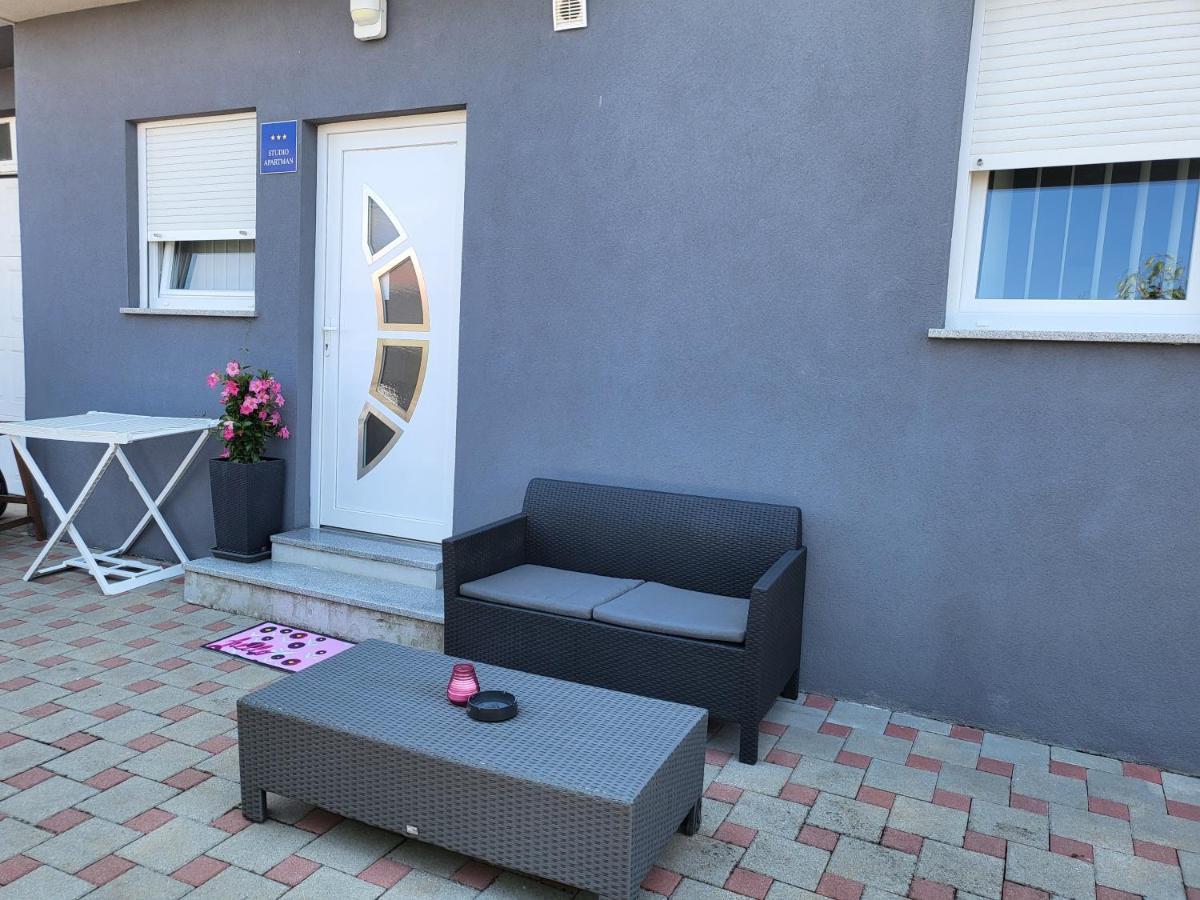 Vigo Apartman Pola Esterno foto