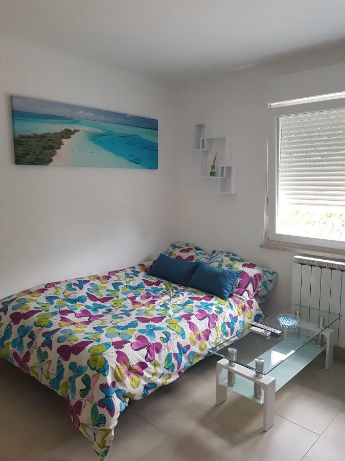 Vigo Apartman Pola Esterno foto